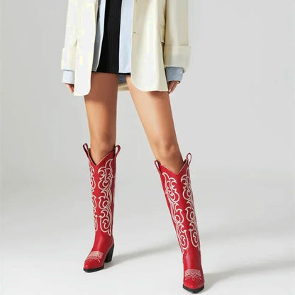 Chaussures santiag pour femme Yehaw Celia en rouge avec détails en cuir, portées sur une surface claire.