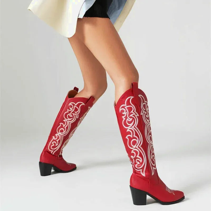 Chaussures santiag pour femme Yehaw Celia en rouge, vue de face, en cuir avec détails stylés et talon moyen.