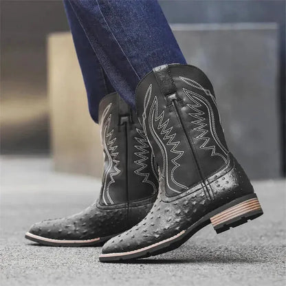 Chaussures charro pour homme Yehaw, santiags noires en cuir, affichant des détails traditionnels et une semelle robuste.