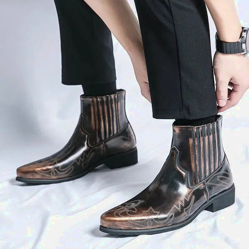 Chaussures santiags pour homme Yehaw en or, cuir élégant avec détails sophistiqués, visibles en gros plan.