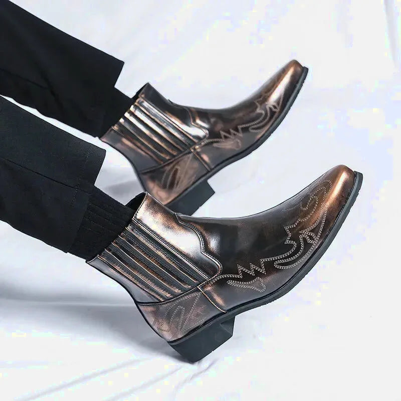 Chaussures Santiag pour homme Yehaw en or, détails en cuir avec semelle robuste et design élégant.