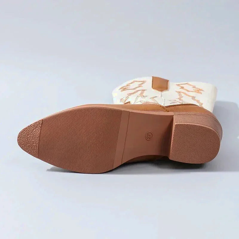 Santiags pour femme Yehaw Daniela en marron et blanc, chaussures en cuir élégantes avec détails raffinés.