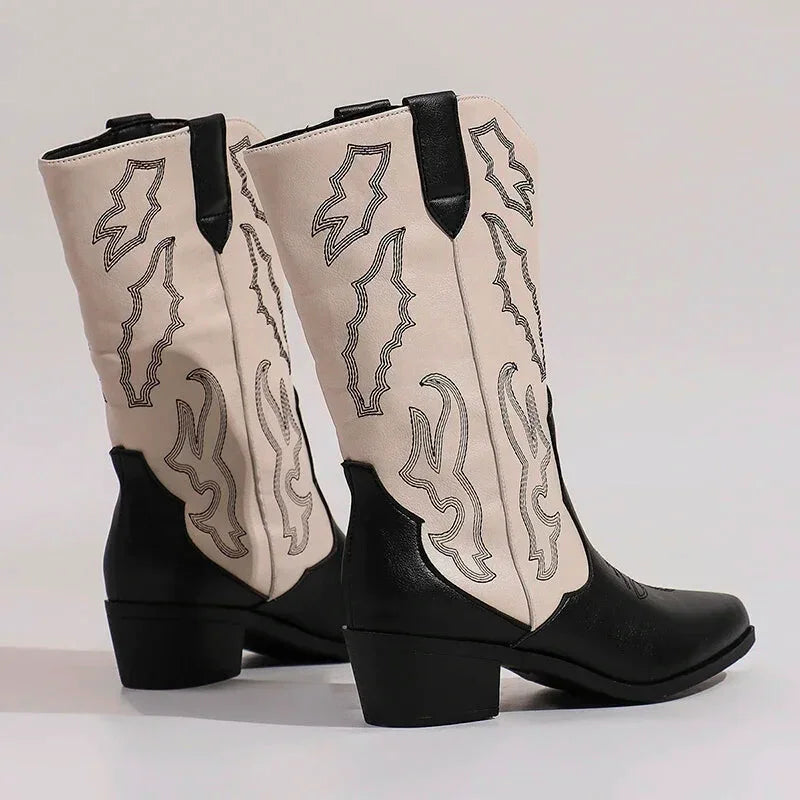 Santiags pour femme Daniela Yehaw en noir et blanc, chaussures élégantes et modernes, vue de face.