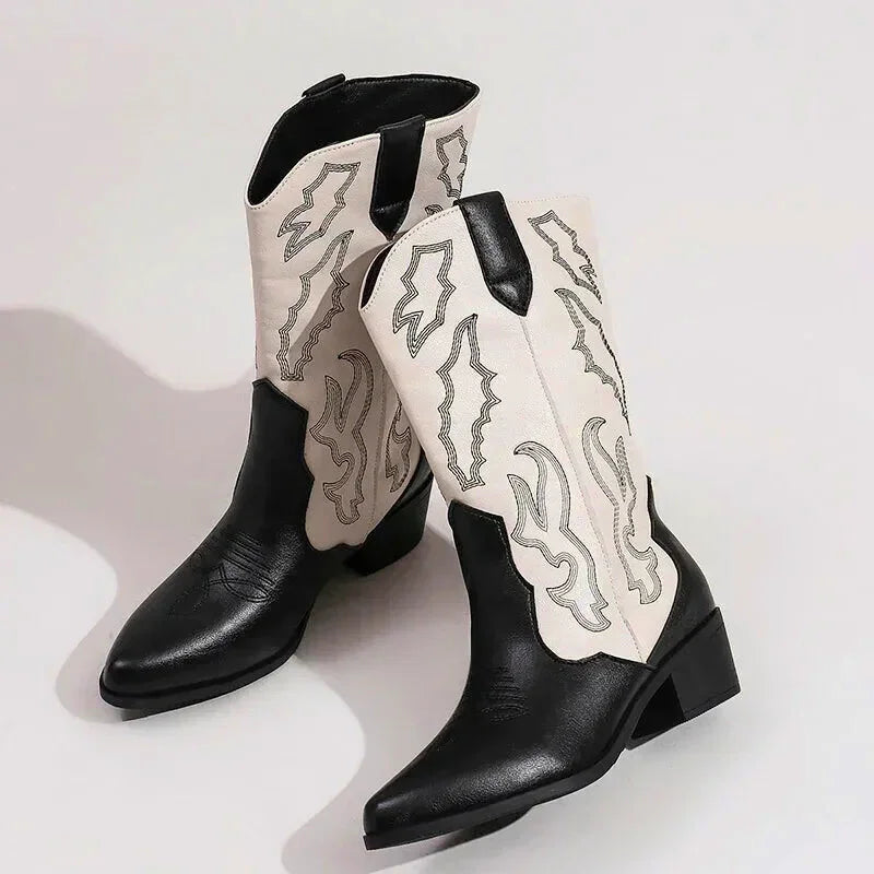 Chaussures santiag pour femme Daniela Yehaw en noir et blanc, style élégant et moderne, vue de face.