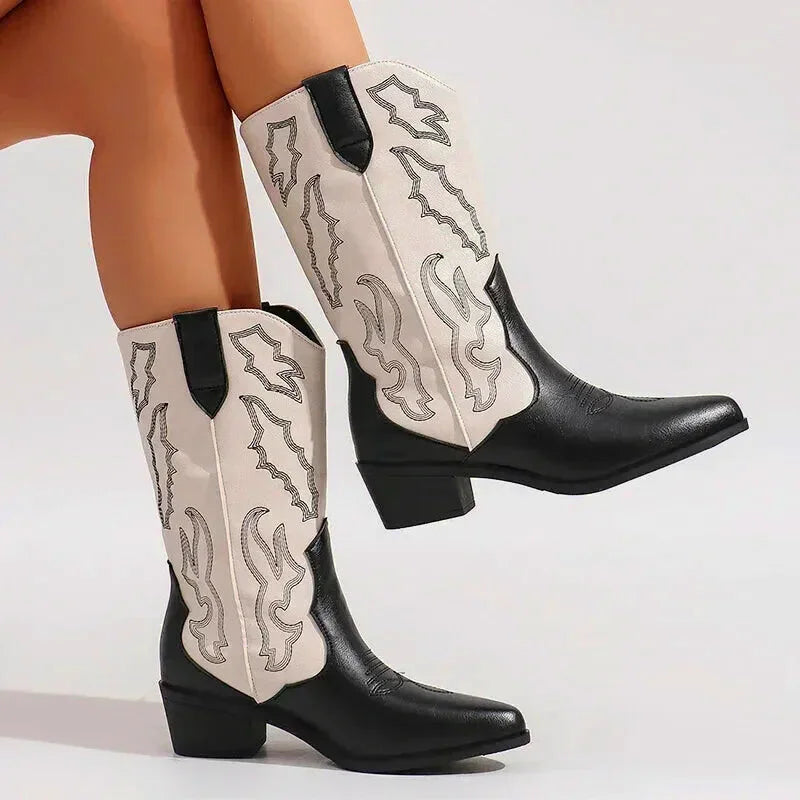 Chaussures santiag pour femme Daniela Yehaw en noir et blanc, avec design élégant et détails modernes.
