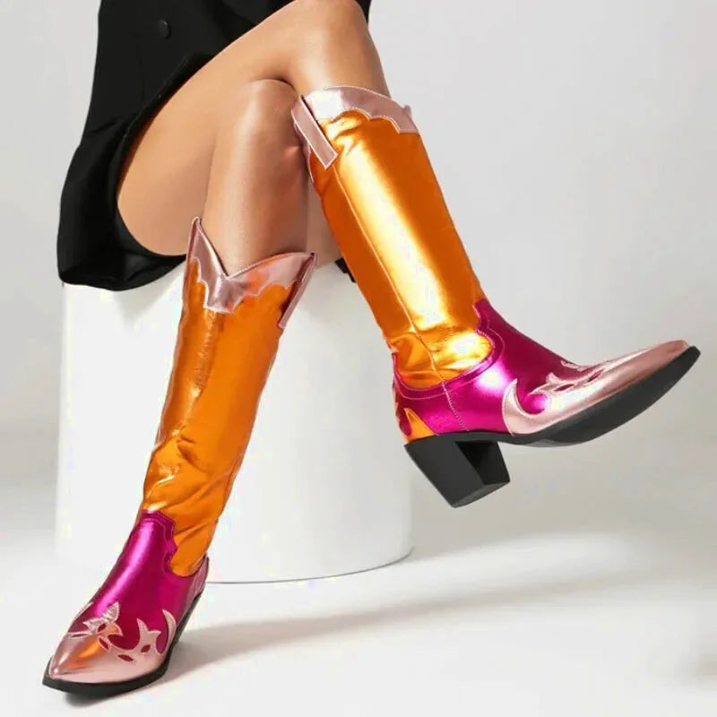 Chaussures santiag pour femme Yehaw Diana en or, avec détails en cuir et semelle robuste, parfaites pour un style élégant et tendance.