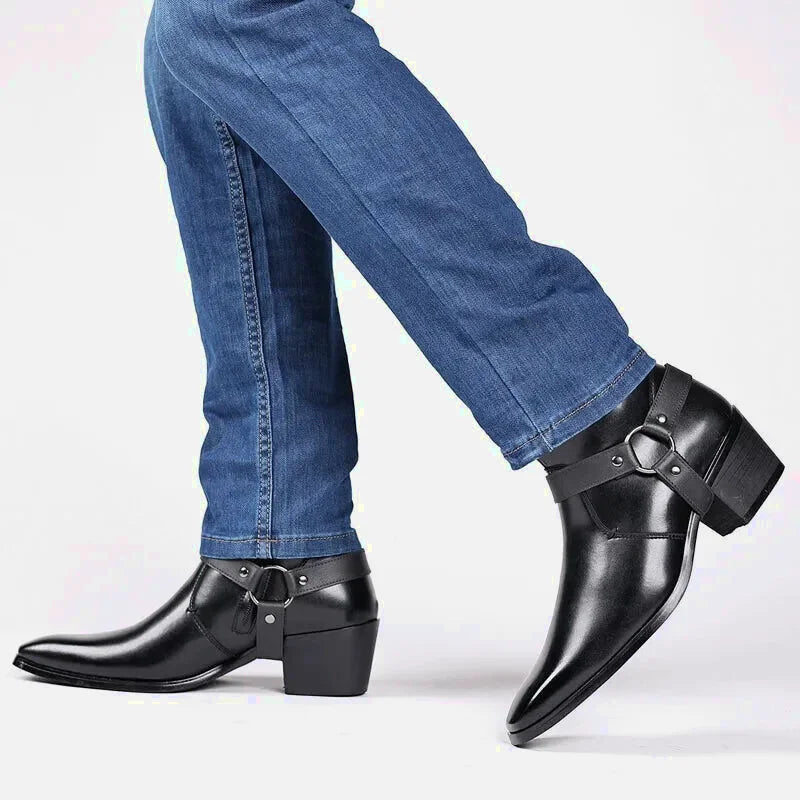 Chaussures santiag pour homme Yehaw George en noir avec détails en cuir, vue en gros plan sur le devant.