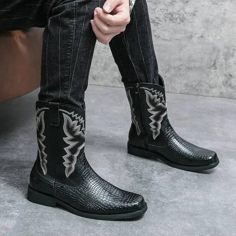 Chaussures santiags pour homme Yehaw Hector en cuir noir, près de la semelle, avec détail élégant et style western.