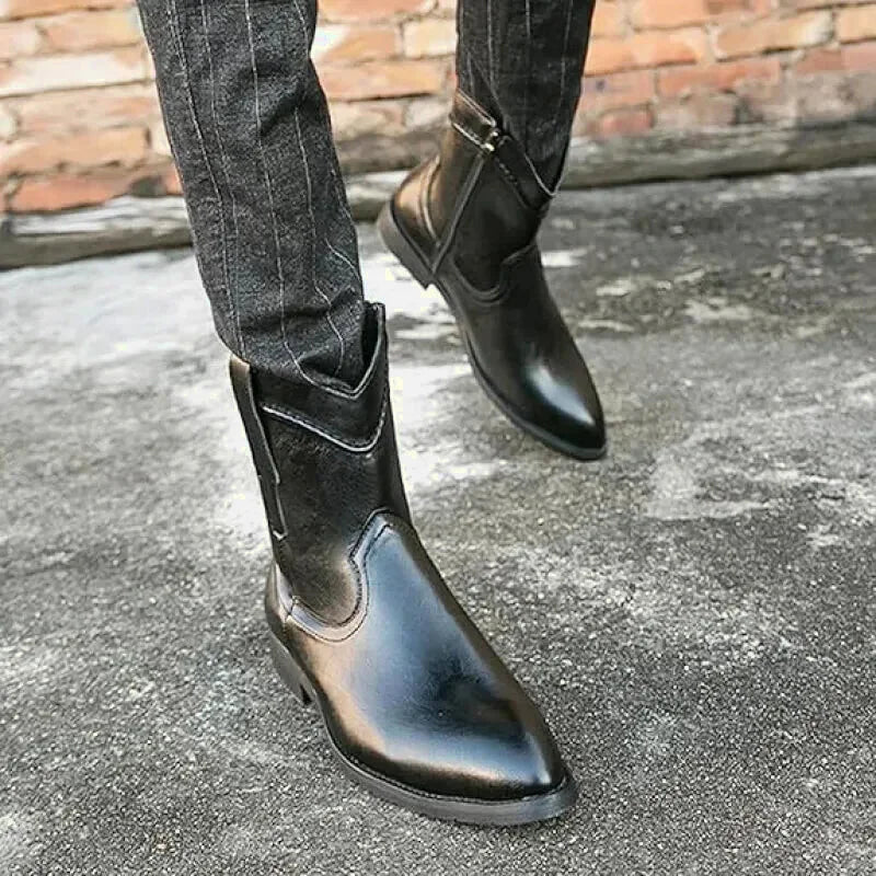 Santiags pour homme Yehaw Jimmy en cuir noir, montrant la texture et la finition élégante de la chaussure.