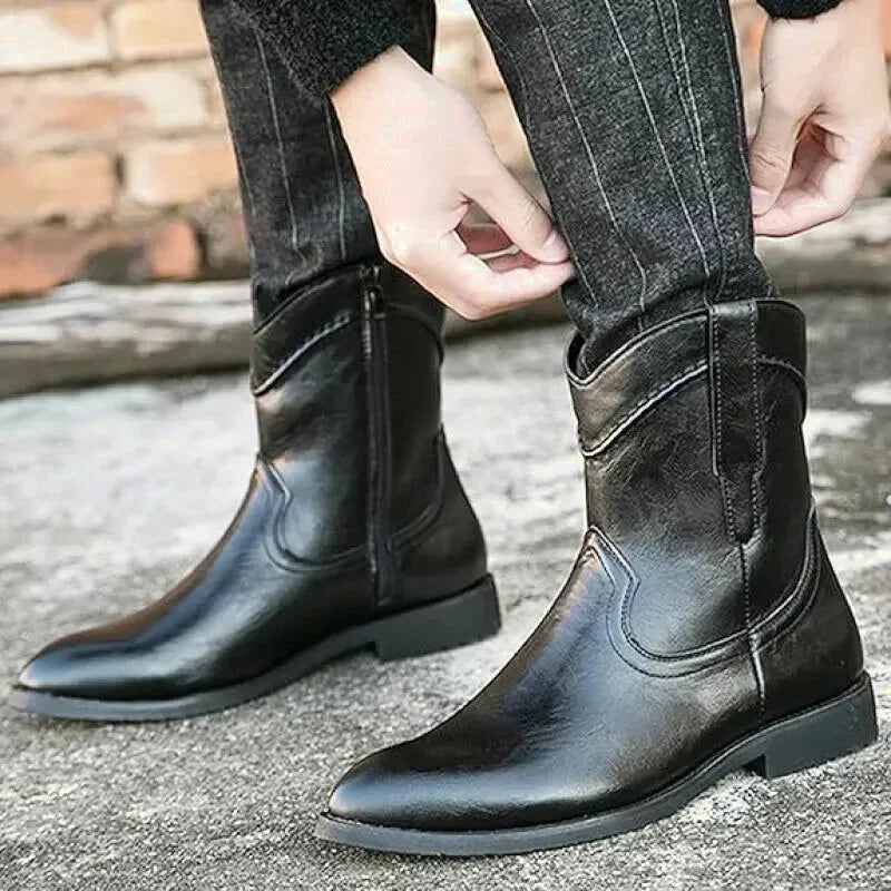 Chaussures santiag pour homme Yehaw Jimmy en noir, vue de face avec détails du talon et de la boucle en cuir.