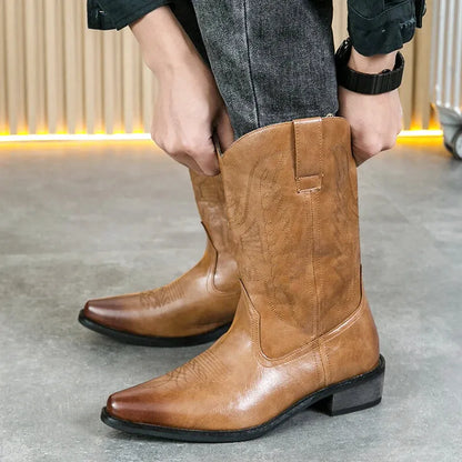Bottes santiag pour homme Yehaw marron, style cowboy, en cuir, avec semelle robuste et détails classiques, vue de face.