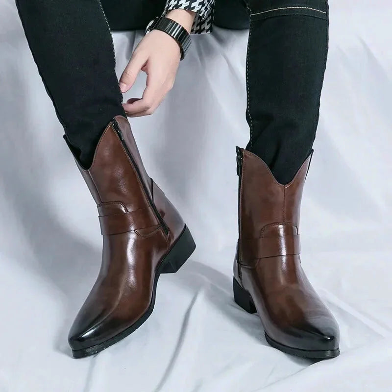 Chaussures santiag pour homme Yehaw Remington en marron, vue en gros plan sur la texture et le design de la bottine.