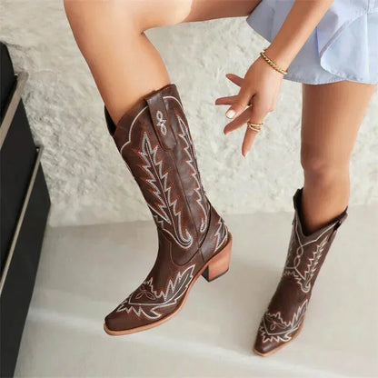 Bottes SALLY Santiag pour femme Yehaw en marron, avec détails en cuir et semelle robuste, vue de côté.