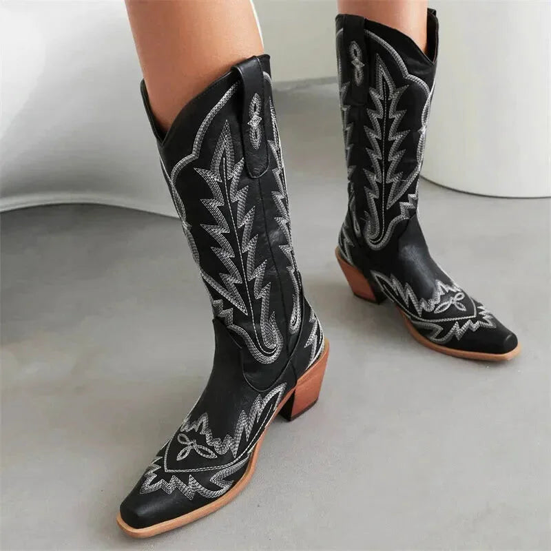 Bottes SALLY Santiag pour femme Yehaw en noir, en cuir avec semelle robuste et design élégant, vue de face.