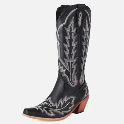 Bottes santiag pour femme Yehaw Sally en noir, avec détails en cuir et talon moyen, vue de face.