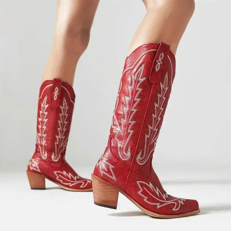 Chaussures santiag pour femme Yehaw Sally en rouge avec détails de style, vue de face sur fond blanc.