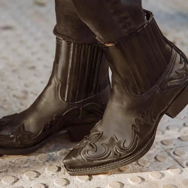 Chaussures santiags pour homme Yehaw noir, finition en cuir, avec détails de style western et semelle en caoutchouc.