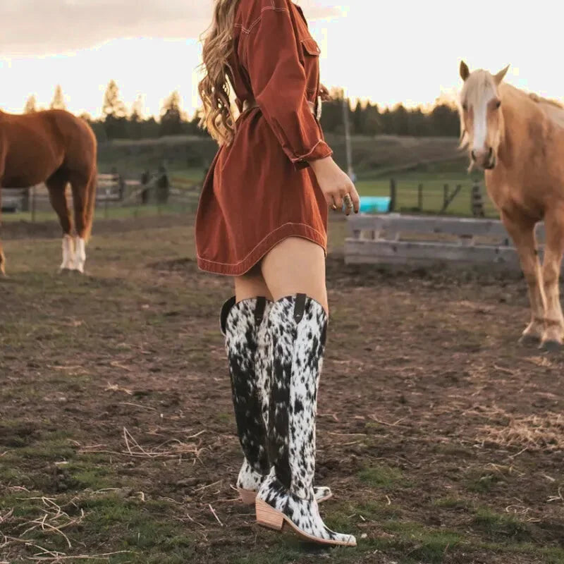 Bottes santiags pour femme Yehaw en cuir de vache noir et blanc, style élégant et tendance.