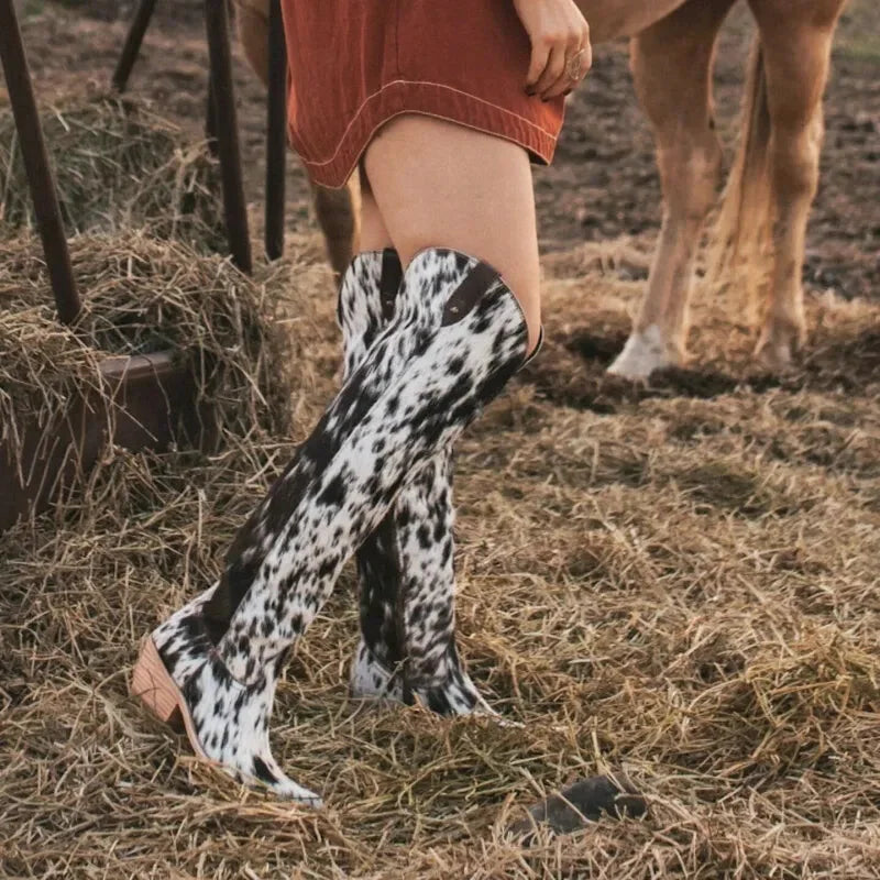Bottes Vache Santiag pour femme Yehaw en noir et blanc, style western avec détails en cuir, vue de côté.